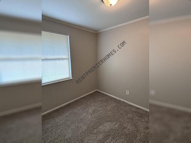 Building Photo - 418 Robinette St