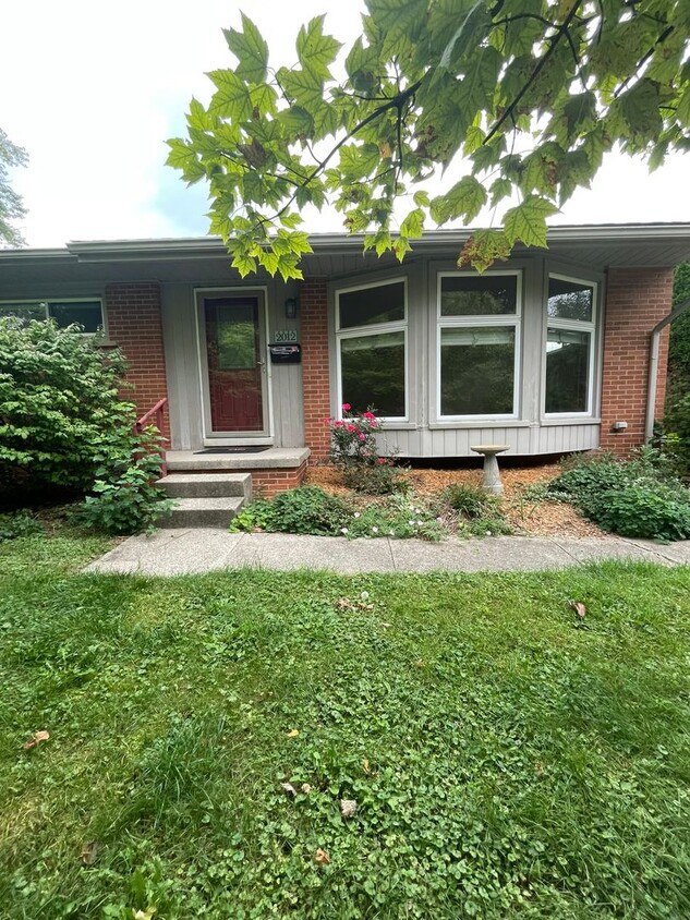 Foto principal - Three Bedroom Home in Dicken Neighborhood ...