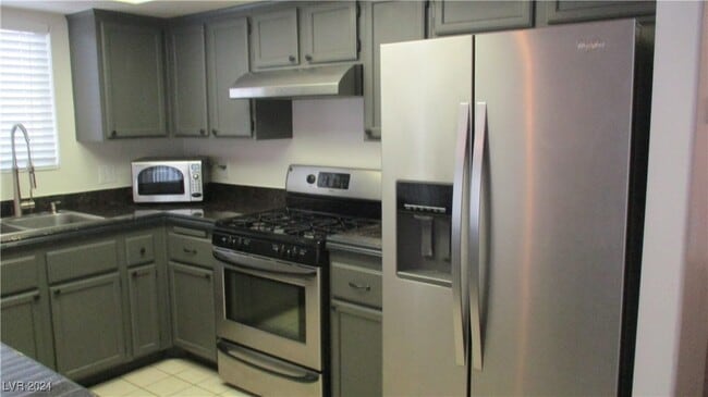 Building Photo - 1609 Royal Canyon Dr