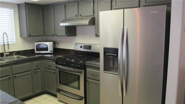 Foto del edificio - 1609 Royal Canyon Dr