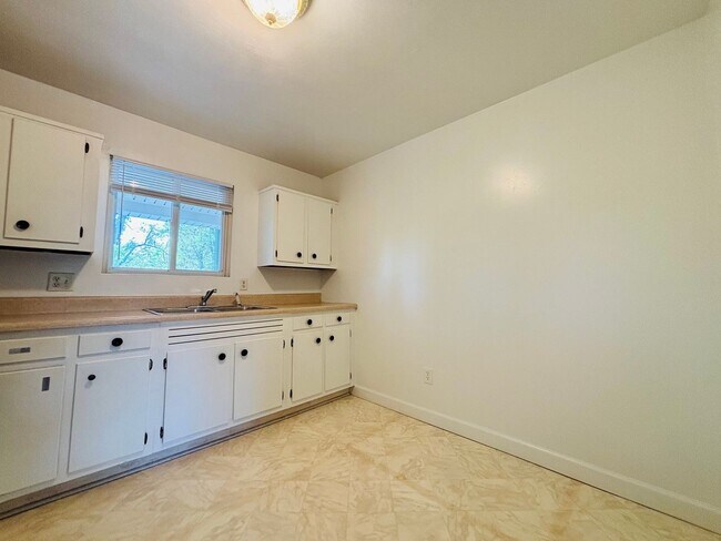 Building Photo - 1 Bedroom, 1 Bath Apartment