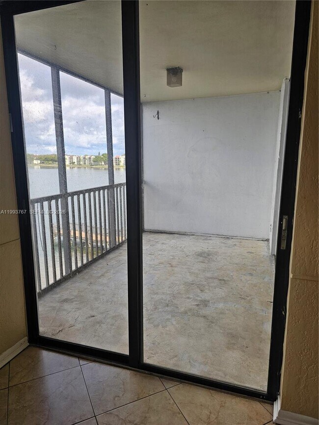 Foto del edificio - 114 Lake Emerald Dr