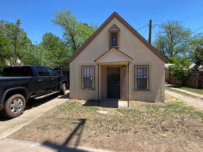 Building Photo - 1605 Ave W - Pre-Leasing for Summer/Fall 2024