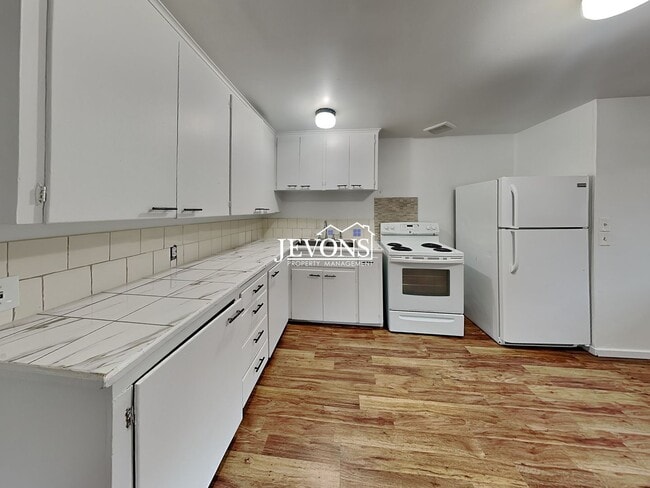 Foto del edificio - Charming 2-bedroom apartment just minutes from Pritchard Island Beach.