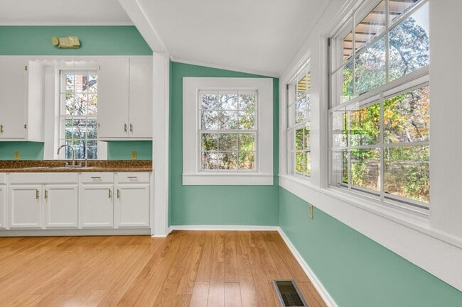 Building Photo - Spacious 3-bedroom, 2 full-bath property suited for residential living or commercial use