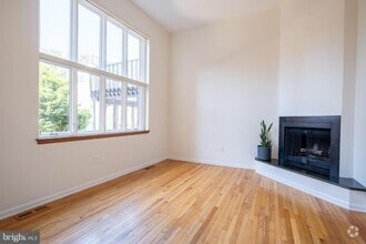 Building Photo - 129 Catharine St