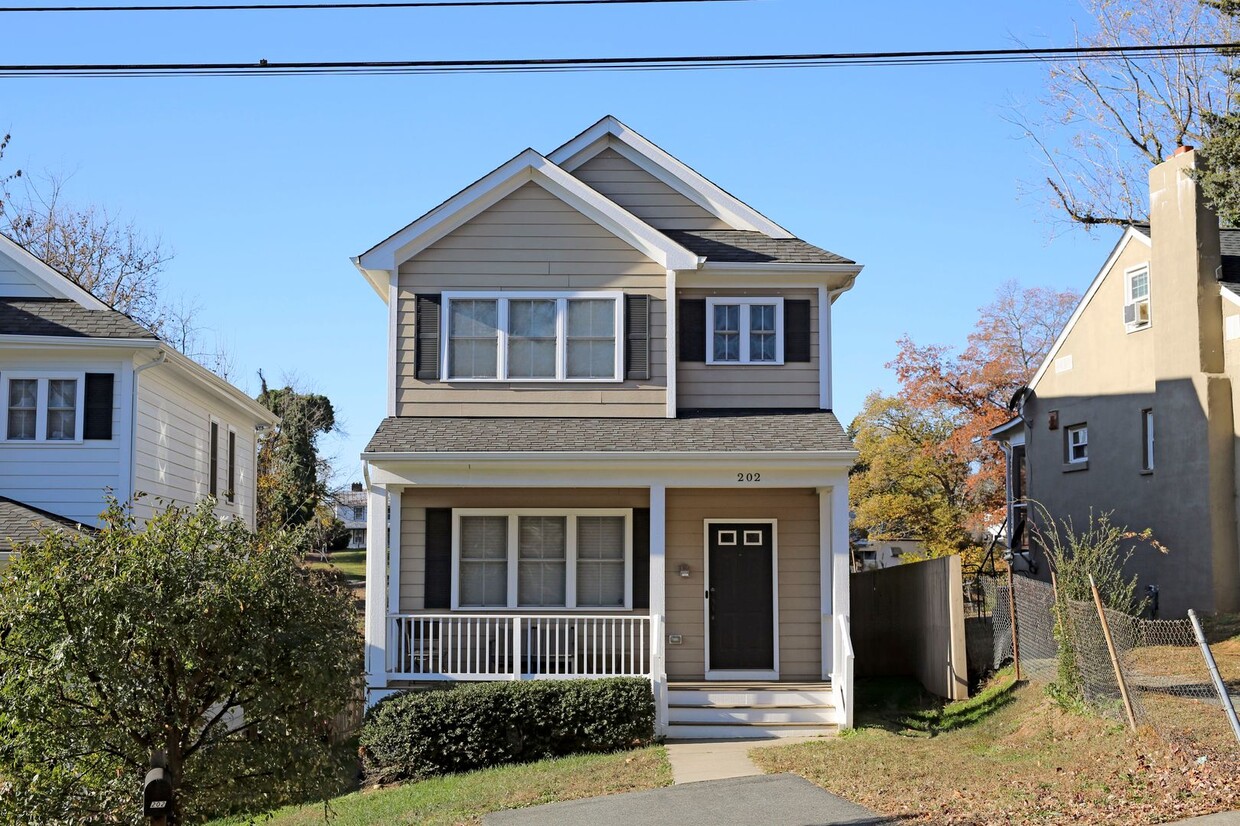 Foto principal - Move-in Ready Light-Filled Downtown Home M...