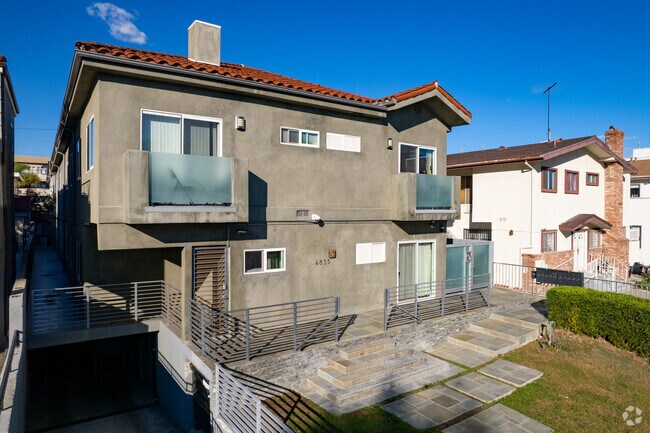 Foto del edificio - 4835 Elmwood Ave