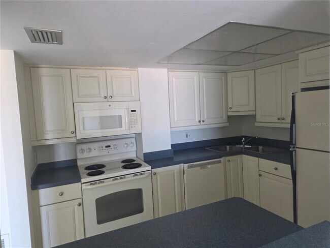 Foto del edificio - 4900 Brittany Dr S