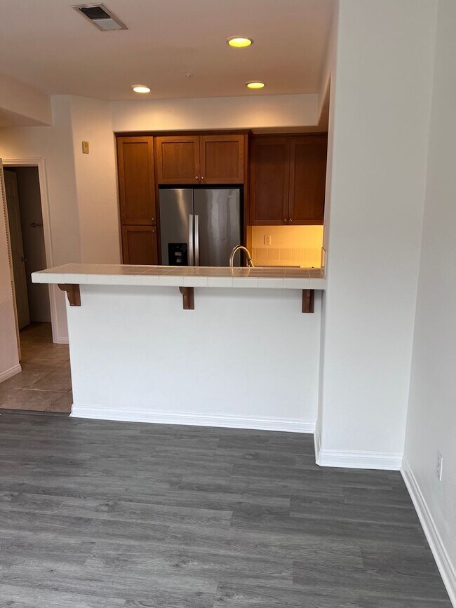 Building Photo - 2 Bed 2.5 Bath Townhome In The Spectrum Community For Lease