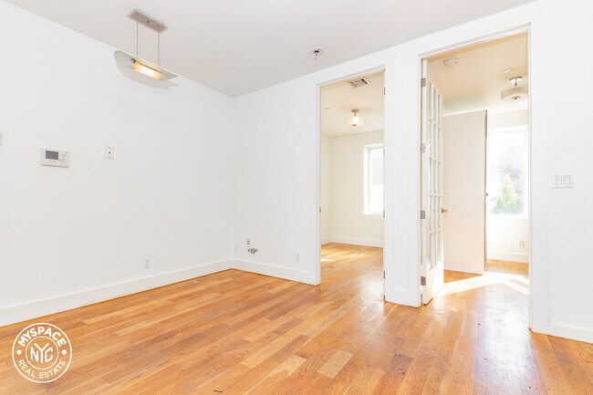 Building Photo - 98 Diamond St
