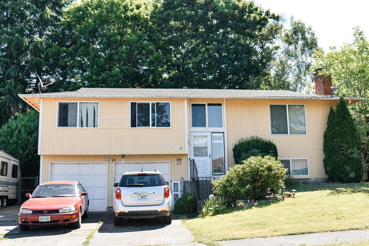 Primary Photo - 1752 SW Mawrcrest Ave