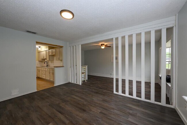 Foto del edificio - 7103 Howerington Cir