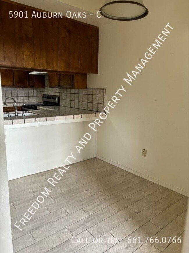 Building Photo - 5901 Auburn Oaks Dr, Bakersfield, CA 93306
