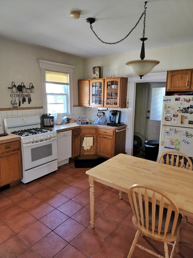 Dine-in Kitchen, adjacent to foyer + mud room - 86 Woods Ave