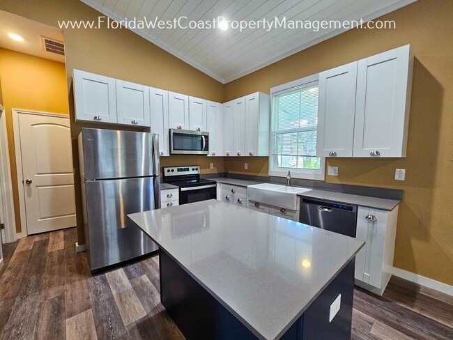 Building Photo - ADORABLE 2 BEDROOM/1 BATH COTTAGE! BRADENTON! ANNUAL LEASE!