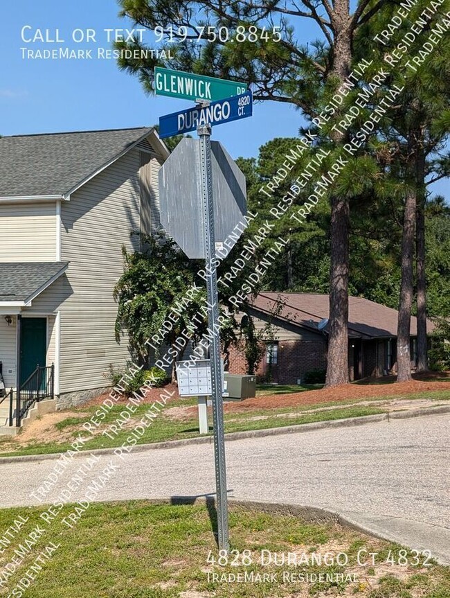 Building Photo - Townhome living close to downtown Fayettev...