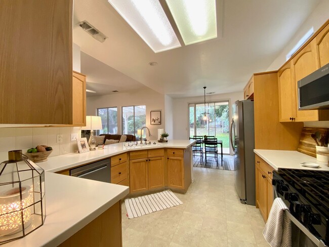 Foto del edificio - $2,450 Beautiful 3 Bedroom Home In  The Qu...