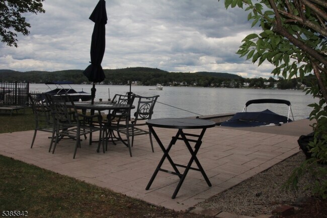Foto del edificio - 36 Old Lakeside Rd S