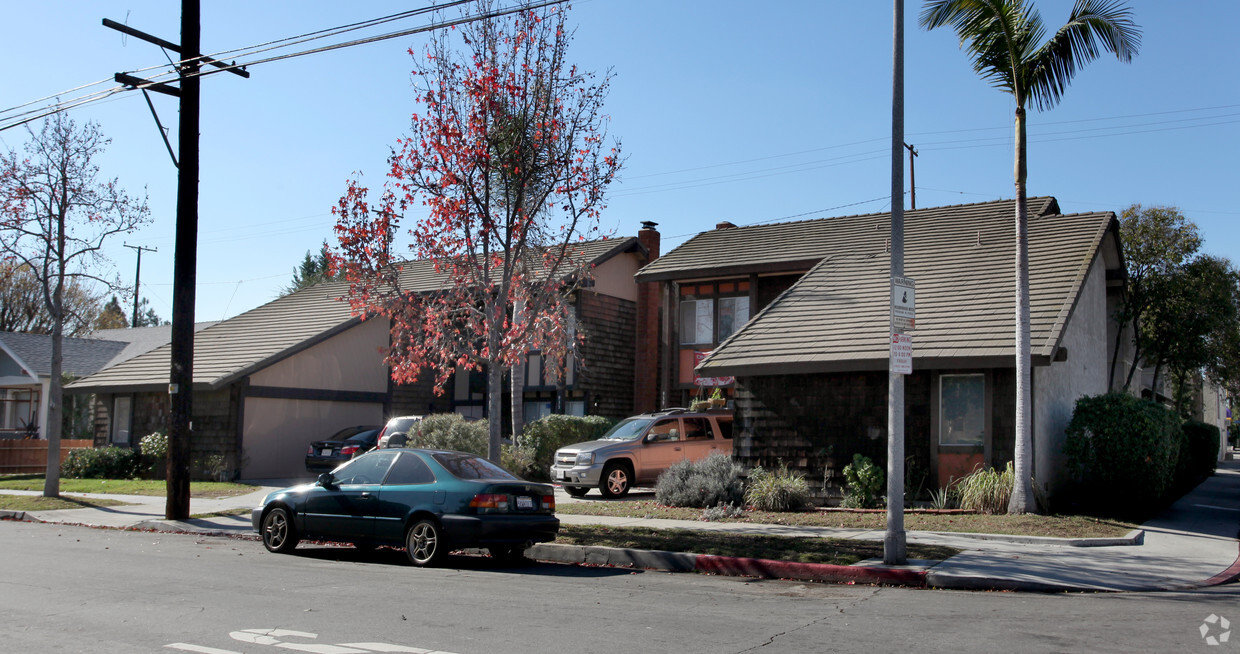 Building Photo - 933-939 Newport Ave