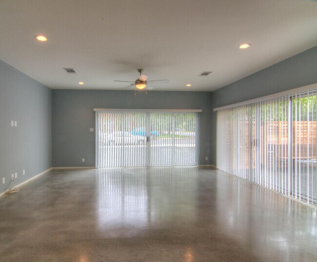 Foto del edificio - UT PRE-LEASE: Newly Constructed in 2014: 6...