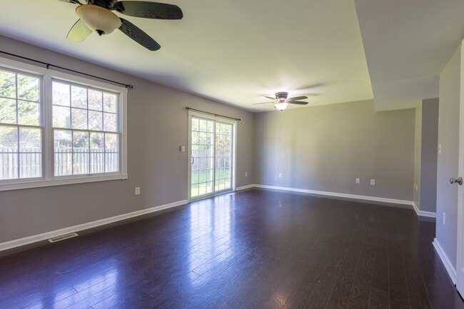 Building Photo - Lovely 4 BR/2 Full BA & 2 Half BA Single-F...
