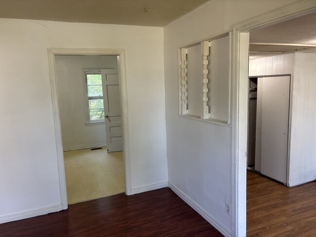 Foto del edificio - 1827 E McFarland St