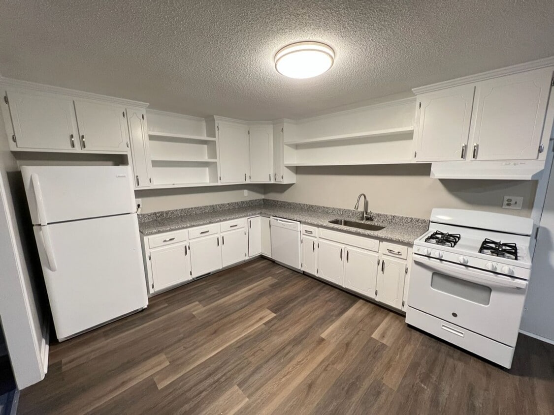 Primary Photo - Freshly Remodeled 3 Bedroom Home Near Down...