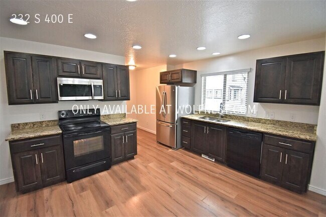 Building Photo - Stunning 5 Bed Springville Home! No Deposi...