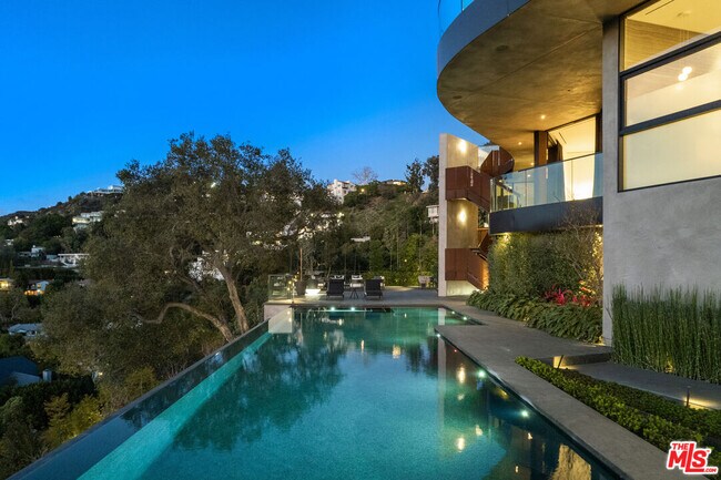 Foto del edificio - 9420 Readcrest Dr