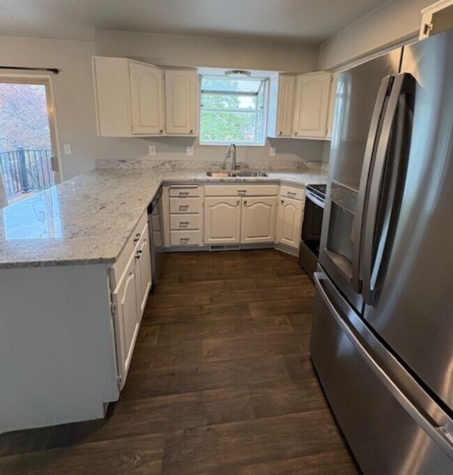 Building Photo - 5 Bed / 3 Bath Townhome in Murray!