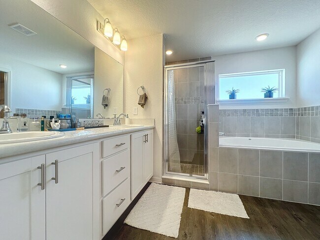 Building Photo - Dexter St