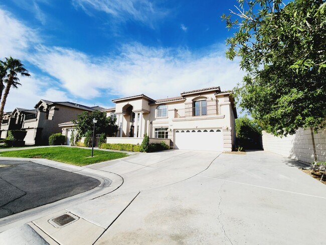 Foto del edificio - COMING SOON! STUNNING 6 BEDROOM HOME WITH ...