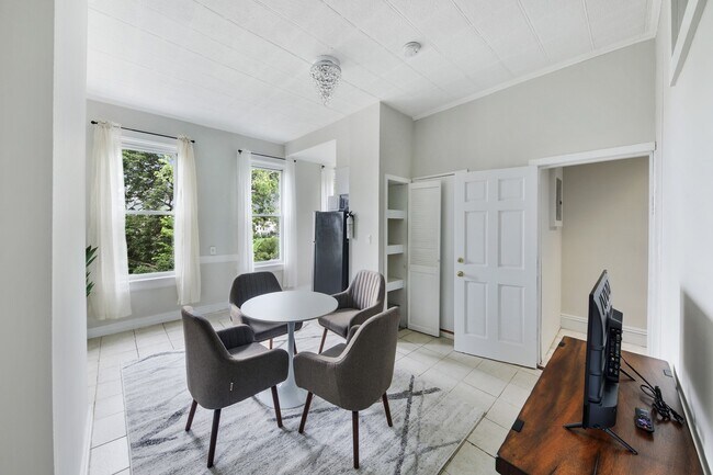 Building Photo - Full room in 6-bed/2.0-bath Home