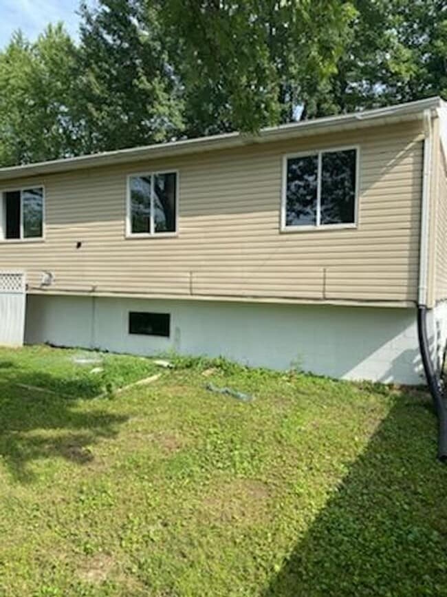Building Photo - Charming 3-Bedroom Home with Spacious Yard...
