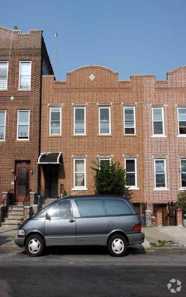 Foto principal - 729 Ralph Ave
