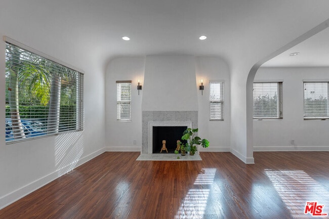 Foto del edificio - 927 N Edinburgh Ave