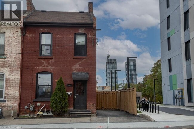 Photo du bâtiment - 116 Bay St N