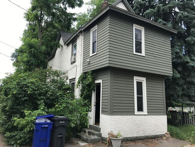 Building Photo - REDUCED!! Large 4 bed 2 full bath house in...