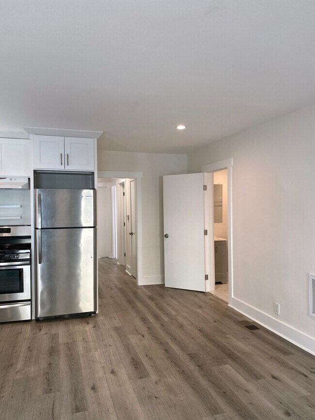 kitchen/ hallway view - 5528 Franklin Ave