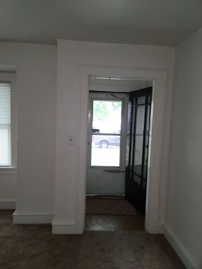 Foto del edificio - Lower Duplex