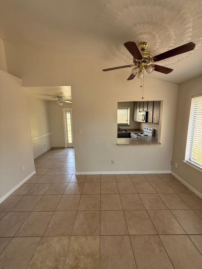 Building Photo - Spacious 2-Bedroom, 1-Bathroom Home in Sou...