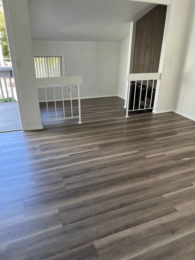 Foto del edificio - Upstairs Studio Condo in Huntington Harbor...