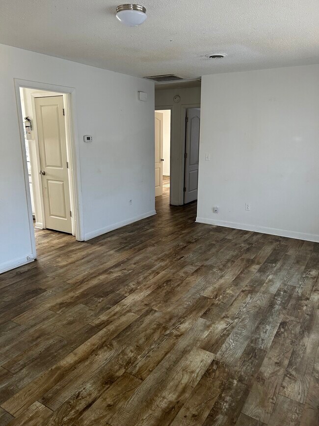 Foto del edificio - 418 E Bay St