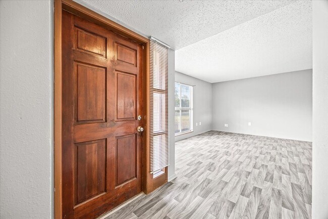 Building Photo - Luxurious 2-Bedroom Haven in Prime Locatio...