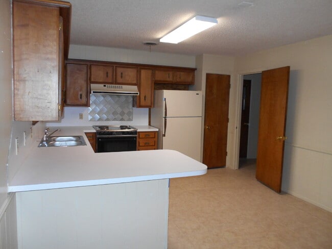 Building Photo - Spacious 3/2/2 Near Preston Smith Park