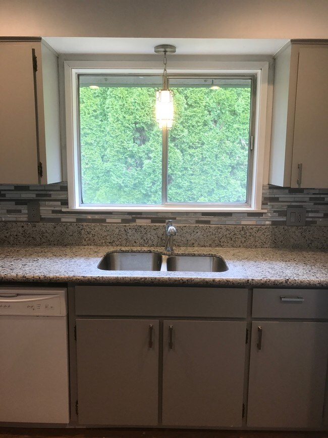 Foto del edificio - 8038 N Wayland Ave