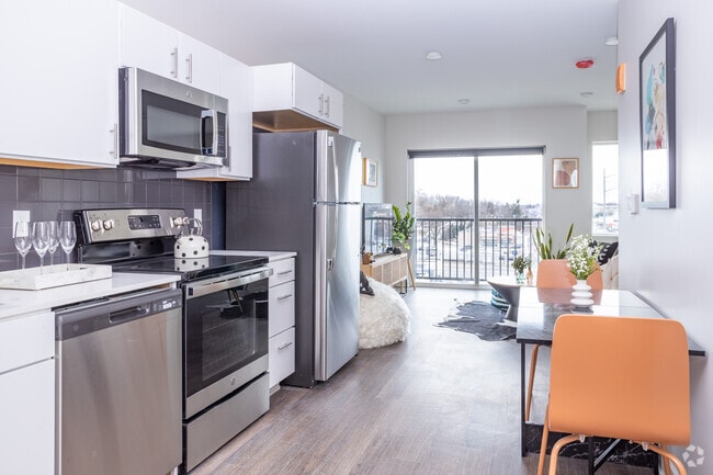 Studio - Captain - Swivel