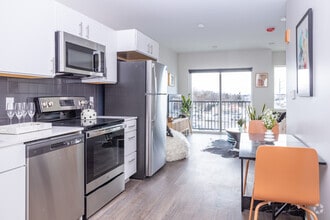 Studio - Captain - Swivel