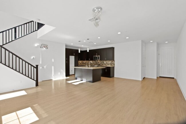 Building Photo - 21 Prominence